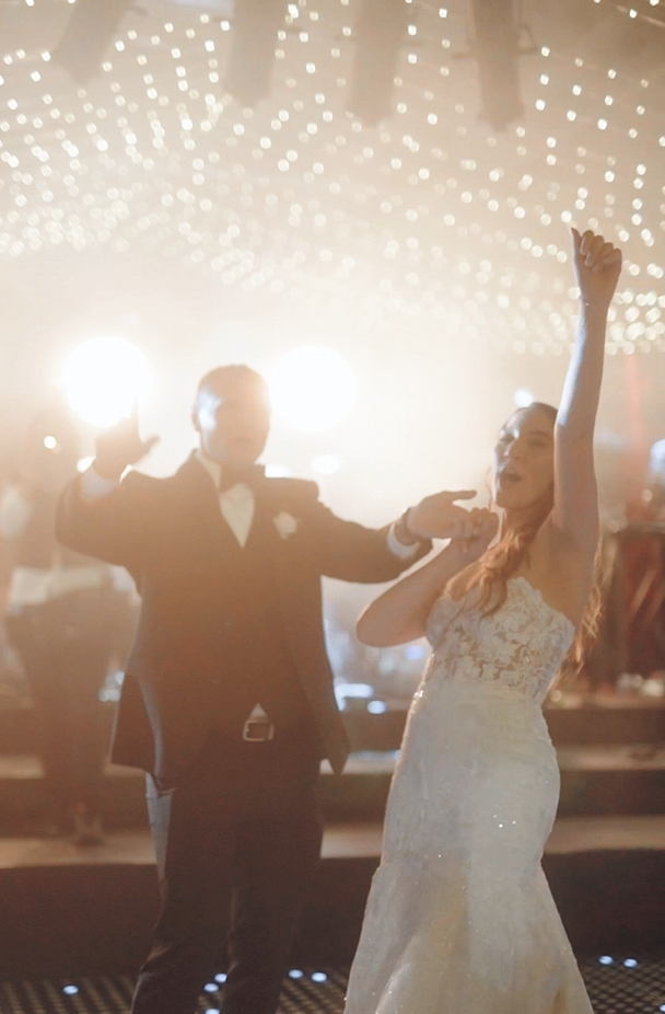 Pareja bailando en su boda